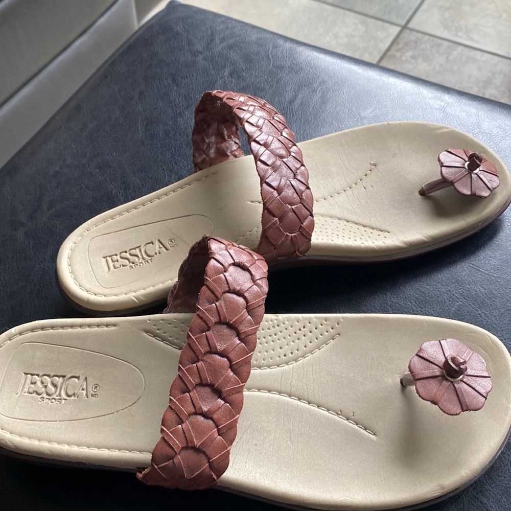 Adorable Brown Leather JESSICA Toe-Flower Sandal Slides Size 39/8